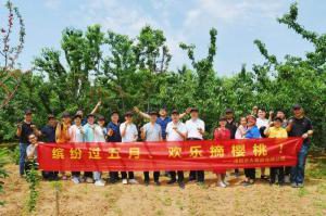 洛大一家亲！| 洛阳荣耀体育_荣耀体育（中国）主管帮扶员工采摘樱桃
