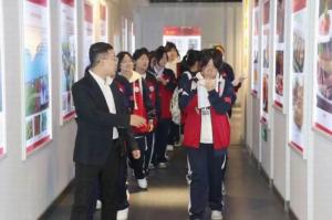 新安职高师生一行赴洛阳荣耀体育_荣耀体育（中国）开展参观实习